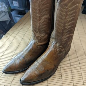 Justin Boots Diamond J ,men's sz 9D brown leather Western Cowboy boots.